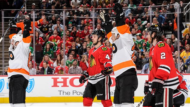 Ryan White a marqué le premier but des Flyers contre les Blackhawks Ryan White a marqué le premier but des Flyers contre les Blackhawks