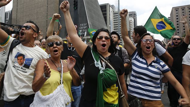 À Sao Paulo, des manifestants réclament la destitution de Dilma Rousseff et dénoncent l'investiture de Luiz Inacio Lula da Silva au poste de secrétaire général du gouvernement. À Sao Paulo, des manifestants réclament la destitution de Dilma Rousseff et dénoncent l'investiture de Luiz Inacio Lula da Silva au poste de secrétaire général du gouvernement.