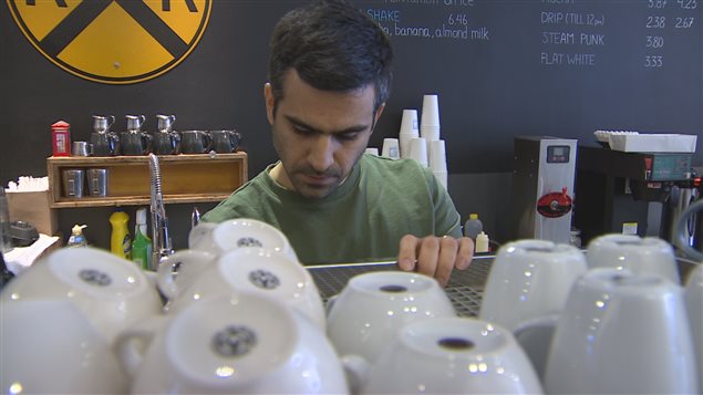 Reza Sheikh fait du café. Reza Sheikh fait du café.