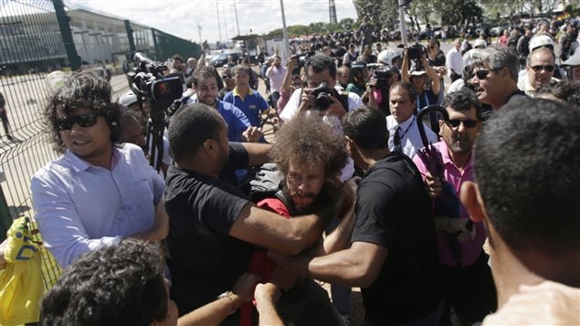 Des affrontements ont éclaté à Brasilia entre partisans et adversaires de l'ancien président brésilien Luis Inacio Lula da Silva. Des affrontements ont éclaté à Brasilia entre partisans et adversaires de l'ancien président brésilien Luis Inacio Lula da Silva.