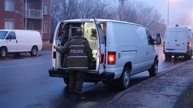 Quelque 200 policiers participent à l'opération Spartiate, qui consiste au démantèlement d'un réseau de trafiquants de drogue sur la Rive-Sud (Montréal). Quelque 200 policiers participent à l'opération Spartiate, qui consiste au démantèlement d'un réseau de trafiquants de drogue sur la Rive-Sud (Montréal).
