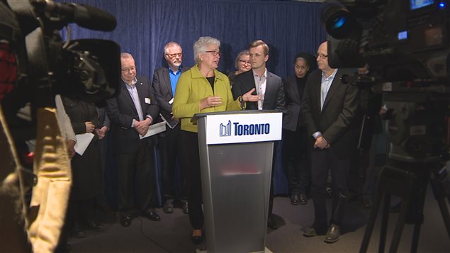 L'ancienne mairesse de Toronto, Barbara Hall, devant les caméras. L'ancienne mairesse de Toronto, Barbara Hall, devant les caméras.