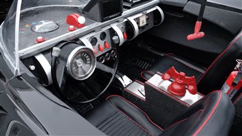 La Batmobile de M.Warkentin est modelée sur le prototype de 1966 et comprend un batphone, un radar, un gyrophare, ainsi que des parachutes de recul, entre autres détails. La Batmobile de M.Warkentin est modelée sur le prototype de 1966 et comprend un batphone, un radar, un gyrophare, ainsi que des parachutes de recul, entre autres détails.