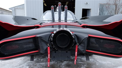 La seule caractéristique de la Batmobile originale qui n'apparaît pas dans cette réincarnation est les lance-flammes à l'arrière du véhicule, que le constructeur a omis pour des raisons de sécurité évidentes. La seule caractéristique de la Batmobile originale qui n'apparaît pas dans cette réincarnation est les lance-flammes à l'arrière du véhicule, que le constructeur a omis pour des raisons de sécurité évidentes.
