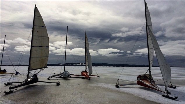 Des voitures de glace sur la lagune du Havre aux Basques Des voitures de glace sur la lagune du Havre aux Basques