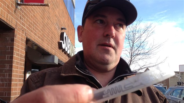 Louis Pedneault n'était pas très heureux de découvrir des puces électroniques dans des bacs à déchets. Il se demande même si leur installation était légale. Louis Pedneault n'était pas très heureux de découvrir des puces électroniques dans des bacs à déchets. Il se demande même si leur installation était légale.