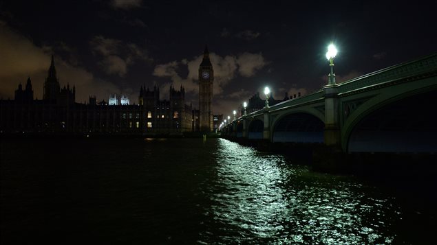 Le Parlement de Londres est plongé dans le noir à l'occasion d'Une heure pour la Terre le 28 mars 2015. Le Parlement de Londres est plongé dans le noir à l'occasion d'Une heure pour la Terre le 28 mars 2015.