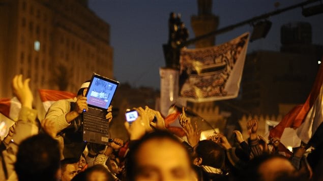 Des manifestants célèbrent à la place Tahrir, au Caire, après la démission du président égyptien Hosni Moubarak. Comme en Tunisie, les réseaux sociaux, dont Twitter, ont aidé les opposants à se mobiliser dans le cadre de la révolution égyptienne. Des manifestants célèbrent à la place Tahrir, au Caire, après la démission du président égyptien Hosni Moubarak. Comme en Tunisie, les réseaux sociaux, dont Twitter, ont aidé les opposants à se mobiliser dans le cadre de la révolution égyptienne.