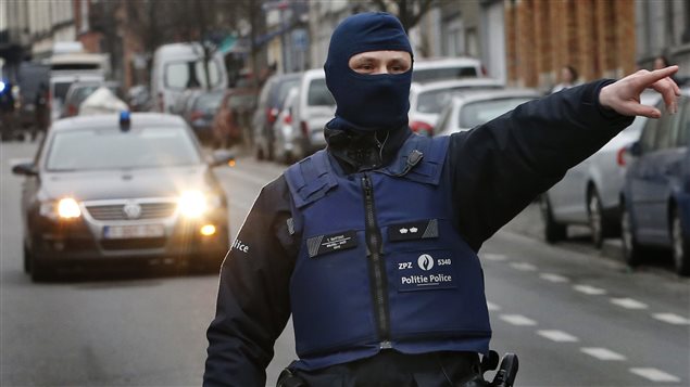 Un policier dans la connune de Molenbeek, près de Bruxelles, pendant une vaste opération pour retrouver Salah Abdeslam Un policier dans la connune de Molenbeek, près de Bruxelles, pendant une vaste opération pour retrouver Salah Abdeslam