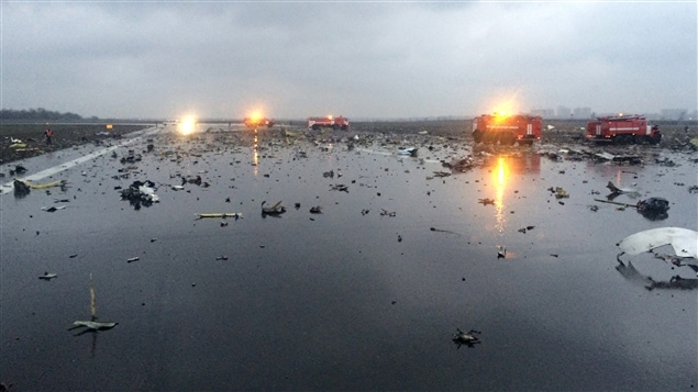 Les services d'urgence parcourent la piste d'atterrissage remplie de débris après l'écrasement d'un avion de Flydubai en Russie. Les services d'urgence parcourent la piste d'atterrissage remplie de débris après l'écrasement d'un avion de Flydubai en Russie.