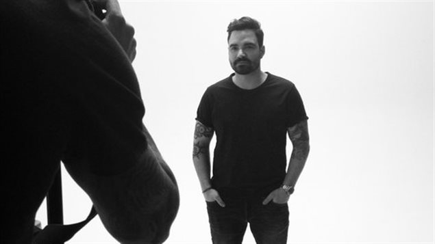 Alexandre Despatie s'est fait prendre en photo dans le cadre de la campagne #Tousencrés. Alexandre Despatie s'est fait prendre en photo dans le cadre de la campagne #Tousencrés.