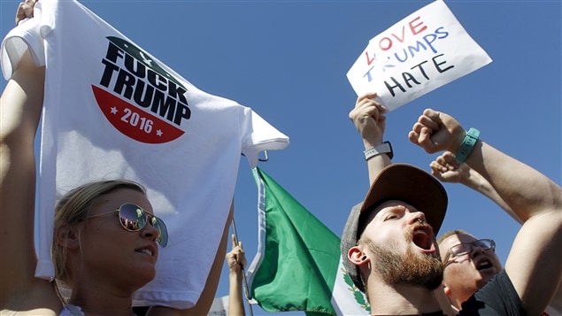 Ces manifestants s'opposent à la campagne de Donald Trump en vue de la présidentielle américaine.
Ces manifestants s'opposent à la campagne de Donald Trump en vue de la présidentielle américaine.