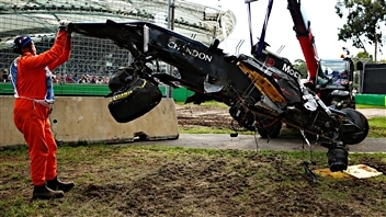 La McLaren accidentée de Fernando Alonso La McLaren accidentée de Fernando Alonso