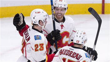 Sean Monahan est félicité par Dougie Hamilton après son but en deuxième période. Sean Monahan est félicité par Dougie Hamilton après son but en deuxième période.