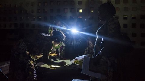 Des femmes comptent les votes dans un bureau de scrutin de la capitale. Des femmes comptent les votes dans un bureau de scrutin de la capitale.