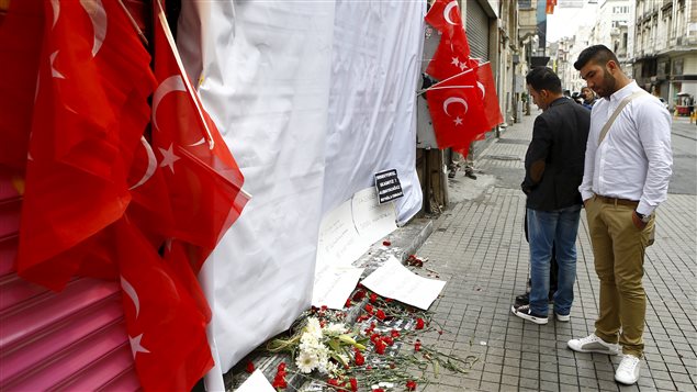 Des Turcs ont déposé des fleurs sur le site de l'attentat. Des Turcs ont déposé des fleurs sur le site de l'attentat.