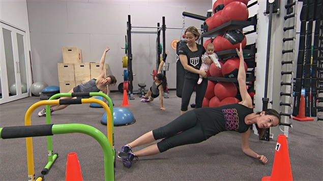 La Sporthèque de Gatineau présente ses cours postnataux comme étant accessibles à toutes les mamans. La Sporthèque de Gatineau présente ses cours postnataux comme étant accessibles à toutes les mamans.