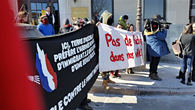 Des manifestations contre le Front national se sont tenues lors du point de presse de la présidente du parti, Marine Le Pen, le 20 mars, à Québec. Des manifestations contre le Front national se sont tenues lors du point de presse de la présidente du parti, Marine Le Pen, le 20 mars, à Québec.