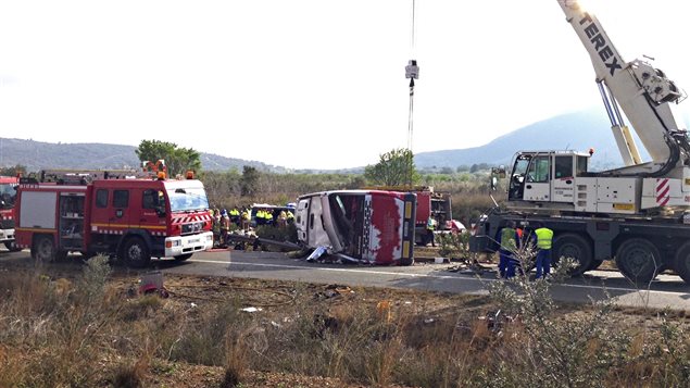 Les services d'urgence sont arrivés sur les lieux de l'accident d'autocar, dans lequel des étudiants de l'Université de Barcelone sont décédés. Les services d'urgence sont arrivés sur les lieux de l'accident d'autocar, dans lequel des étudiants de l'Université de Barcelone sont décédés.