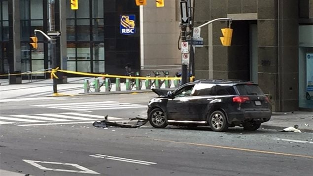 L'un des véhicules impliqué dans l'accident au coin des rues Bay et Wellington. L'un des véhicules impliqué dans l'accident au coin des rues Bay et Wellington.