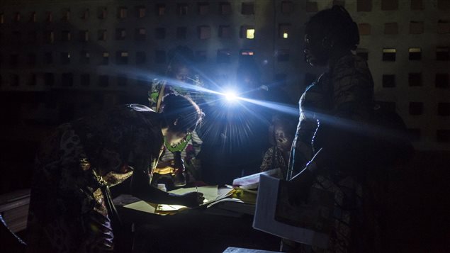 Des femmes comptent les votes dans un bureau de scrutin de la capitale. Des femmes comptent les votes dans un bureau de scrutin de la capitale.