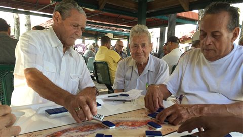 Des Cubains-Américains adeptes de dominos au parc Maximo Gomez. Des Cubains-Américains adeptes de dominos au parc Maximo Gomez.