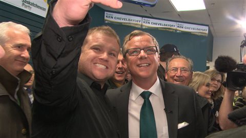 Malgré les difficultés économiques de la Saskatchewan, la popularité de Brad Wall se maintient. Malgré les difficultés économiques de la Saskatchewan, la popularité de Brad Wall se maintient.