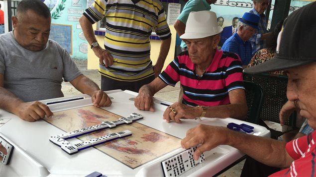 Des joueurs de domino dans un parc de la Petite Havane, à Miami Des joueurs de domino dans un parc de la Petite Havane, à Miami