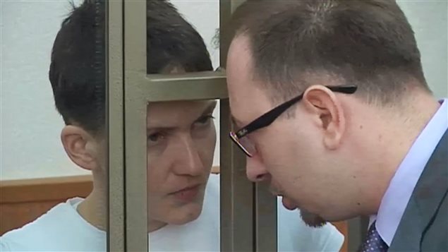Nadia Savtchenko, en discussion avec son avocat, lundi, au tribunal de Donetsk, dans la région de Rostov, en Russie. Nadia Savtchenko, en discussion avec son avocat, lundi, au tribunal de Donetsk, dans la région de Rostov, en Russie.