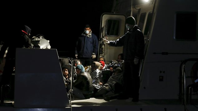 Des garde-côtes grecs encadrent des migrants arrivés sur l'île de Lesbos dans la nuit de dimanche à lundi. Des garde-côtes grecs encadrent des migrants arrivés sur l'île de Lesbos dans la nuit de dimanche à lundi.