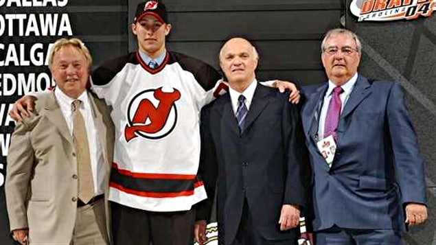 Dave Conte, Travis Zajac, Lou Lamoriello et Claude Carrier au repêchage 2004 Dave Conte, Travis Zajac, Lou Lamoriello et Claude Carrier au repêchage 2004