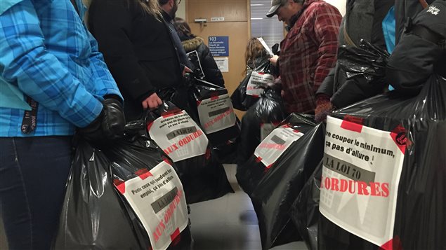 Des manifestants ont déposé des sacs à ordure au bureau de Luc Blanchette Des manifestants ont déposé des sacs à ordure au bureau de Luc Blanchette