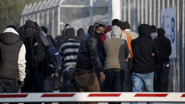 Des migrants font la file devant le centre d'accueil de Moria, où ils sont enregistrés et où leurs demandes d'asile sont traitées. Des migrants font la file devant le centre d'accueil de Moria, où ils sont enregistrés et où leurs demandes d'asile sont traitées.