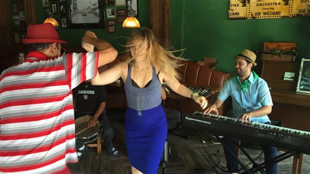 Des danseurs de salsa dans un café de la Petite Havane Des danseurs de salsa dans un café de la Petite Havane