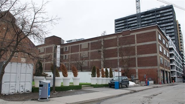 Le New City Gas et le projet de condominium Lowney sur Ville. Le New City Gas et le projet de condominium Lowney sur Ville.