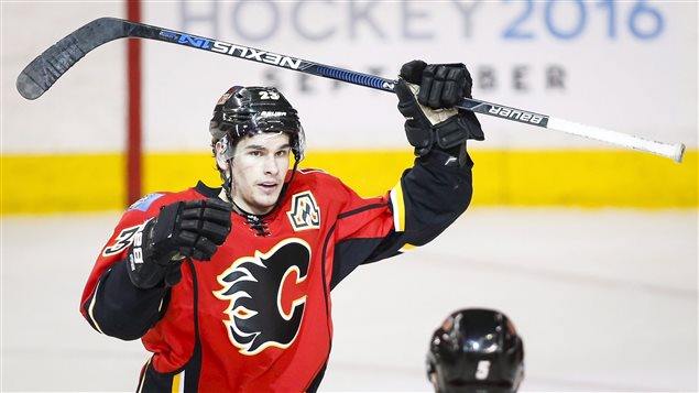 Sean Monahan des Flames célèbre après avoir inscrit un but Sean Monahan des Flames célèbre après avoir inscrit un but