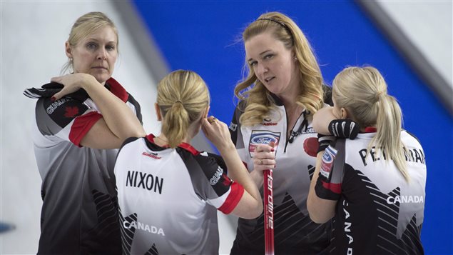 De gauche à droite, Laine Peters, Amy Nixon, Chelsea Carey et Jocelyn Peterman de l'équipe canadienne de curling féminin De gauche à droite, Laine Peters, Amy Nixon, Chelsea Carey et Jocelyn Peterman de l'équipe canadienne de curling féminin