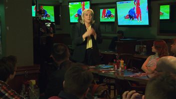 Marine Le Pen s'est exprimée devant des partisans au restaurant La Station des Sports, au centre-ville de Montréal. Marine Le Pen s'est exprimée devant des partisans au restaurant La Station des Sports, au centre-ville de Montréal.