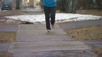 Une femme fait de la course à pied Une femme fait de la course à pied