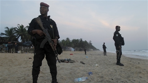 Six assaillants ont été tués par les forces de sécurité après avoir attaqué trois hôtels en bord de mer à Grand-Bassam. Six assaillants ont été tués par les forces de sécurité après avoir attaqué trois hôtels en bord de mer à Grand-Bassam.