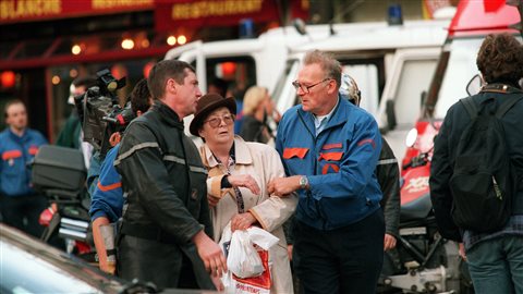 Des pompiers français aident une femme légèrement blessée à la suite de l'explosion d'une bombe le 6 octobre 1995 dans le sud de Paris près de la station de métro Maison Blanche. Des pompiers français aident une femme légèrement blessée à la suite de l'explosion d'une bombe le 6 octobre 1995 dans le sud de Paris près de la station de métro Maison Blanche.