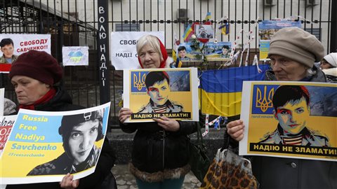 À l'extérieur de l'ambassade russe à Kiev, des manifestants arborent des affiches demandant la libération de Nadejda Savtchenko. À l'extérieur de l'ambassade russe à Kiev, des manifestants arborent des affiches demandant la libération de Nadejda Savtchenko.