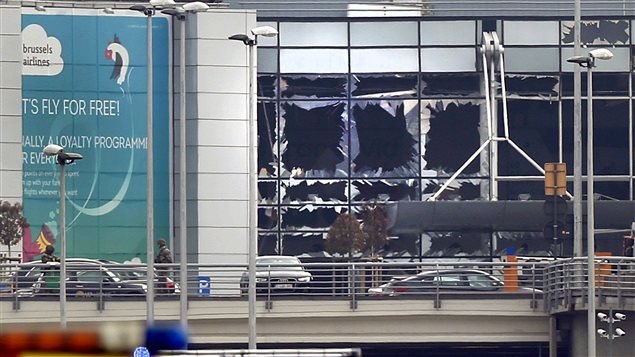 Des fenêtres brisées à l'aéroport international de Bruxelles Des fenêtres brisées à l'aéroport international de Bruxelles