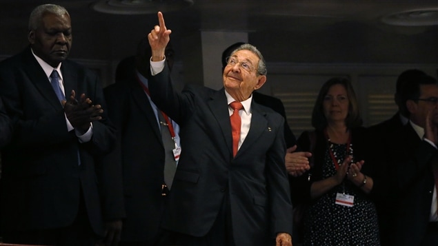 Le président cubain Raul Castro s'est abstenu de réagir pendant le discours d'Obama, mais s'est levé vers la foule après l'allocution de son homologue américain. Le président cubain Raul Castro s'est abstenu de réagir pendant le discours d'Obama, mais s'est levé vers la foule après l'allocution de son homologue américain.