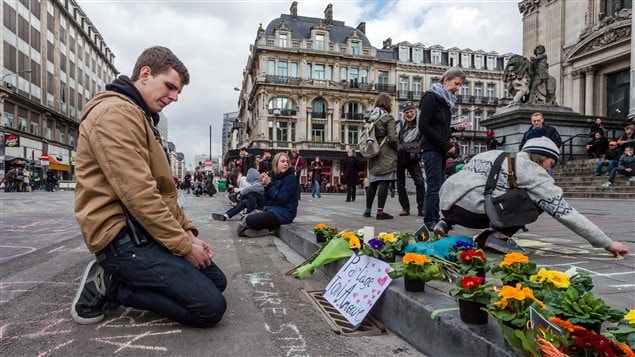 Un homme regarde des messages laissés à la mémoire des victimes des attaques de Bruxelles. Un homme regarde des messages laissés à la mémoire des victimes des attaques de Bruxelles.