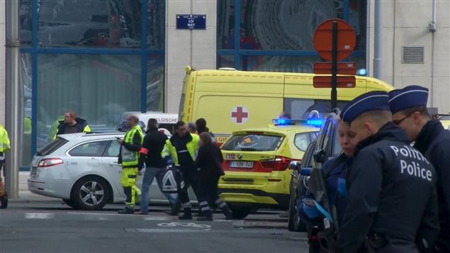 Les services d'urgence à la sortie d'une station de métro de Bruxelles Les services d'urgence à la sortie d'une station de métro de Bruxelles
