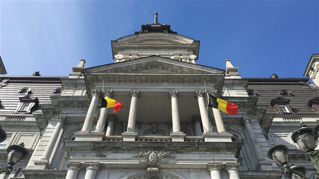 Des drapeaux belges en berne à l'hôtel de ville