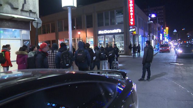 Des gens ont manifesté contre Marine Le Pen au centre-ville de Montréal. Des gens ont manifesté contre Marine Le Pen au centre-ville de Montréal.