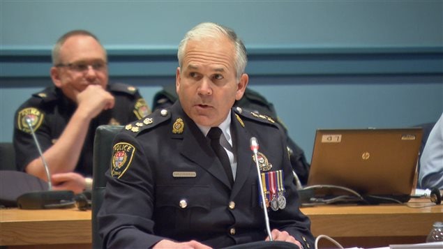 Le chef de police Charles Bordeleau a abordé la question de la contravention remise à un membre de sa famille, lundi soir, devant la Commission de services policiers. Le chef de police Charles Bordeleau a abordé la question de la contravention remise à un membre de sa famille, lundi soir, devant la Commission de services policiers.