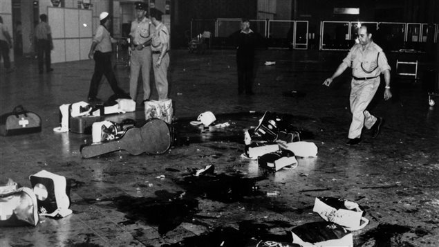 Du sang et des bagages éparpillés à l'aéroport Lod de Tel-Aviv au lendemain de l'attaque terroriste du 30 mai 1972. Du sang et des bagages éparpillés à l'aéroport Lod de Tel-Aviv au lendemain de l'attaque terroriste du 30 mai 1972.